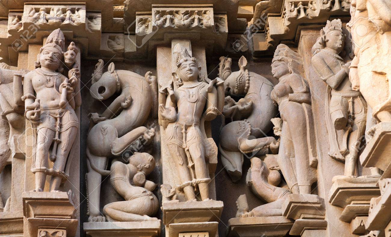 インドのカジュラホで有名な官能的な寺院で古代の浮き彫り